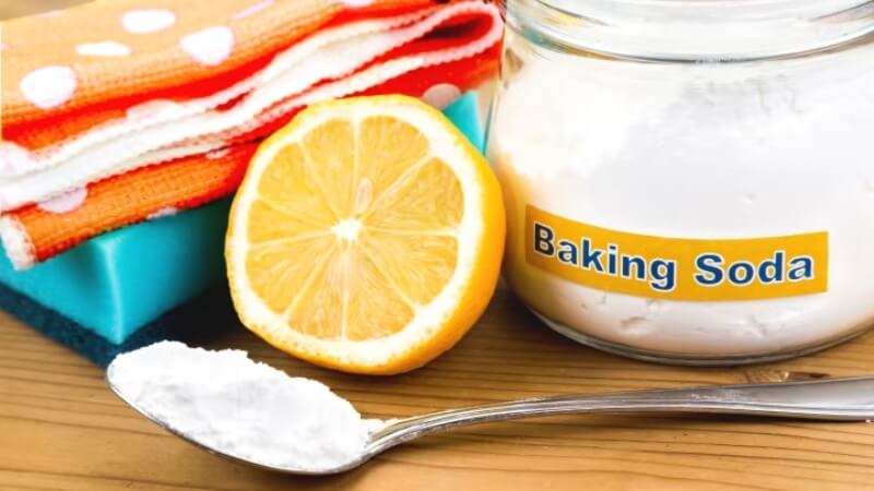 Clean weaning trays with baking soda and lemon