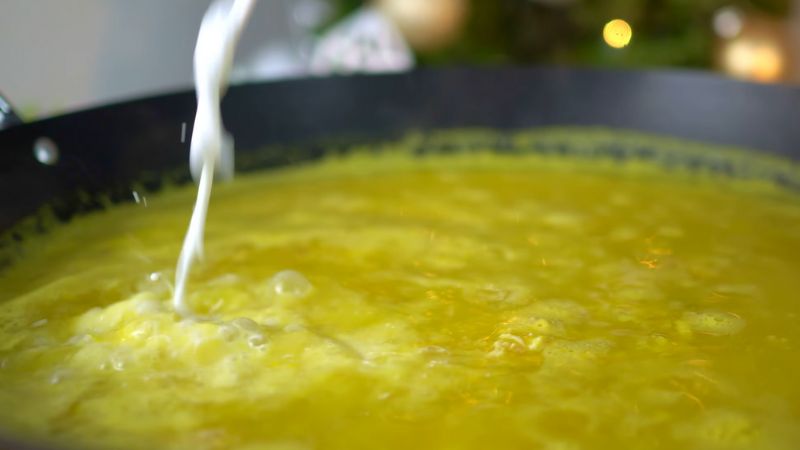 Nấu cho đến khi nước dùng chuyển sang màu vàng và có mùi thơm.