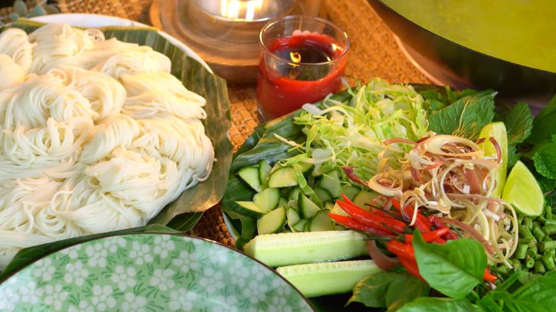 Ăn Nom Banh Chok cũng nhất định không thể thiếu rau sống
