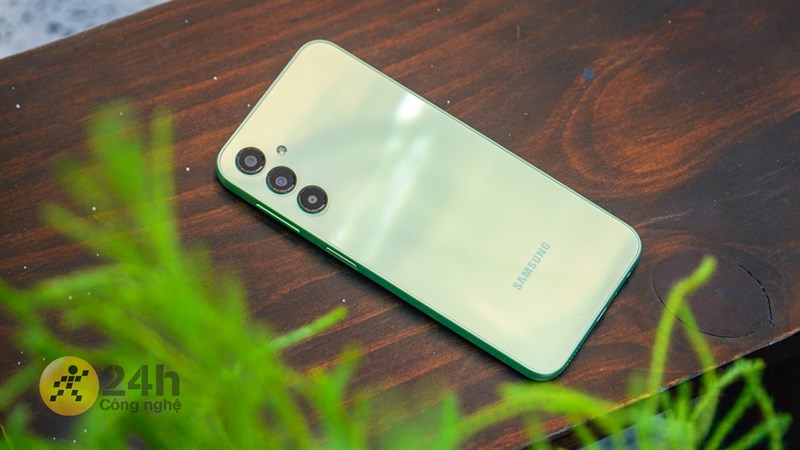 1. Galaxy A24 - Điện thoại phân khúc tầm trung đáng mua nhất 