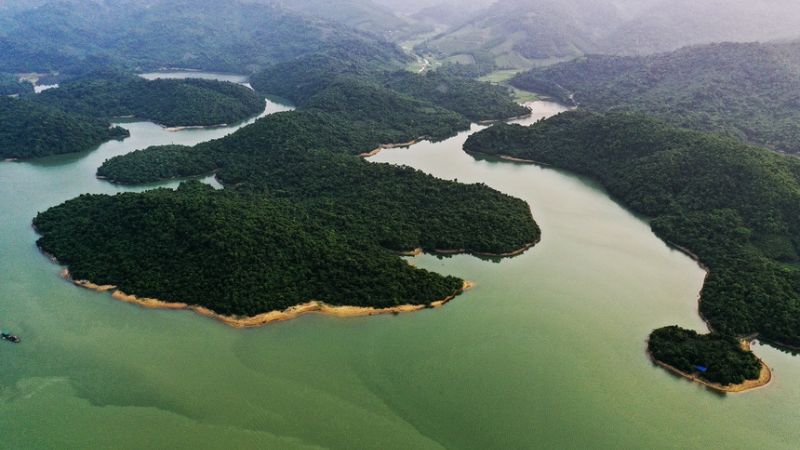 Ngắm hoàng hôn trên hồ nước ngọt giữa núi rừng Quảng Ngãi