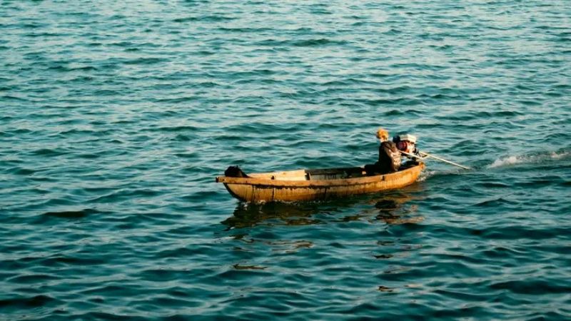 Đến hồ Liệt Sơn đừng quên trải nghiệm dịch vụ đi thuyền đánh cá và ngắm cảnh quanh hồ