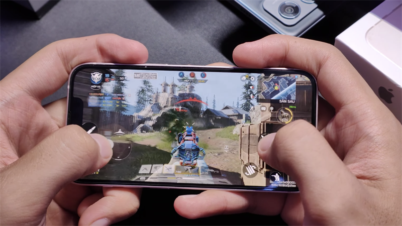 Mình phải mất rất nhiều thời gian để làm quen và thay đổi cách cầm máy khi chơi game trên iPhone 13 mini.