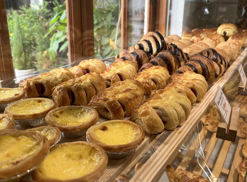 Ảnh chụp ở điều kiện ánh sáng trong nhà từ camera iPhone 13 mini.