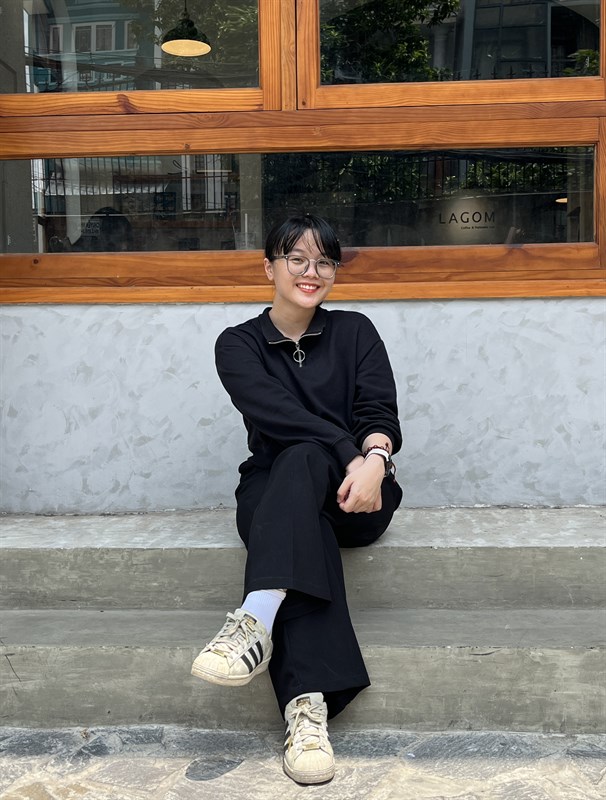 Ảnh chụp chủ thể người trong điều kiện đủ sáng từ camera iPhone 13 mini.