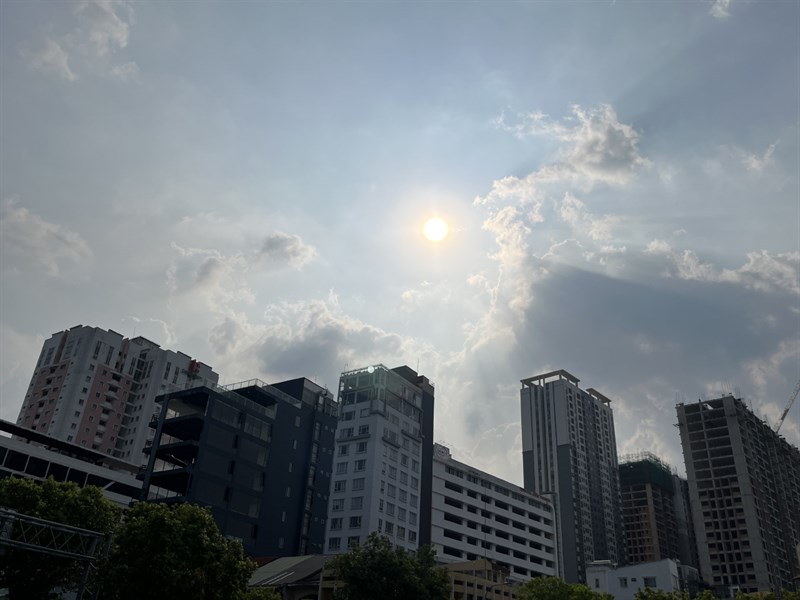 Ảnh chụp trong điều kiện ngược sáng từ camera iPhone 13 mini.