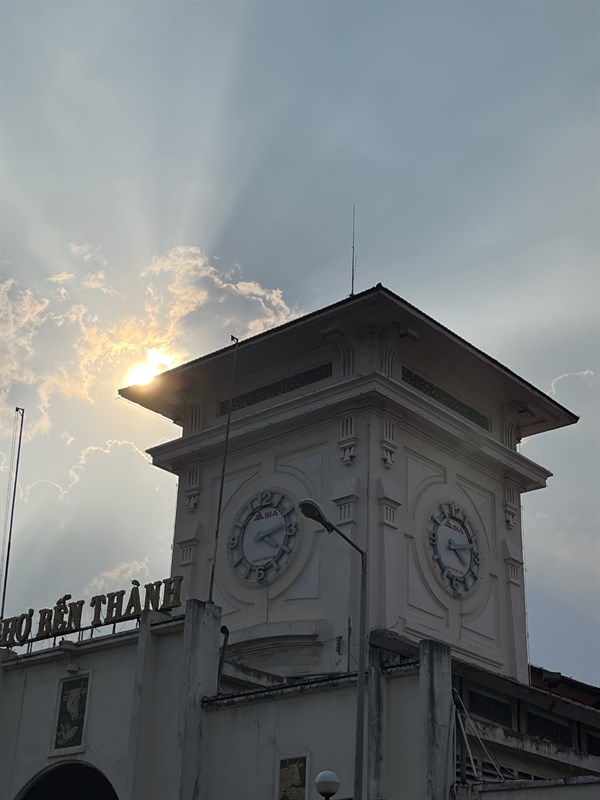 Ảnh chụp zoom 2x trong điều kiện ngược sáng từ camera iPhone 13 mini.