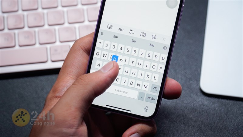 Mình đã mất khoảng 1 - 2 ngày để làm quen với cảm giác cầm nắm và gõ phím trên iPhone 13 mini.