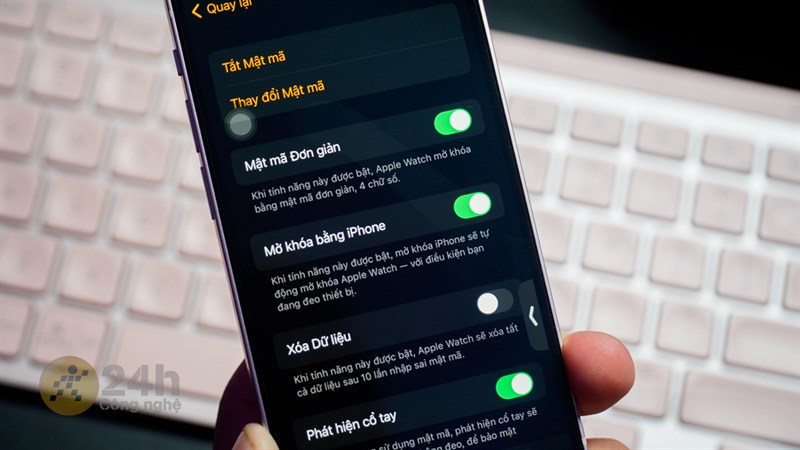 Mình có thể sử dụng iPhone để mở khóa Apple Watch.