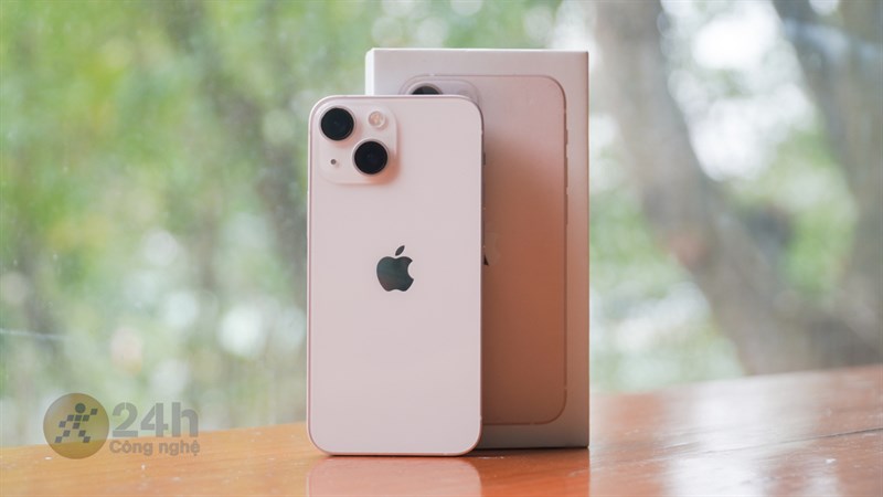 Thiết kế của iPhone 13 mini vẫn rất đẹp ở thời điểm hiện tại.