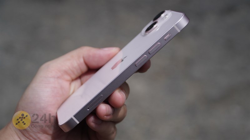 Mình thích khung nhôm của iPhone 13 mini bởi vì nó nhẹ hơn nhiều so với khung thép trên những phiên bản Pro.