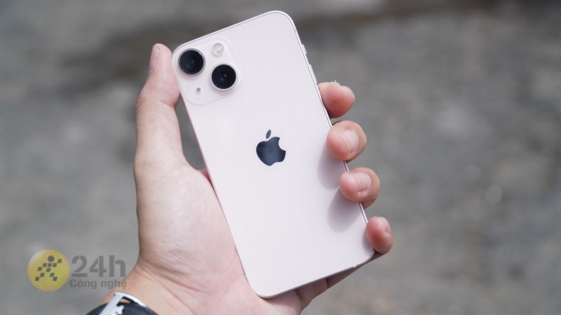 iPhone 13 mini sở hữu kích thước rất nhỏ gọn.