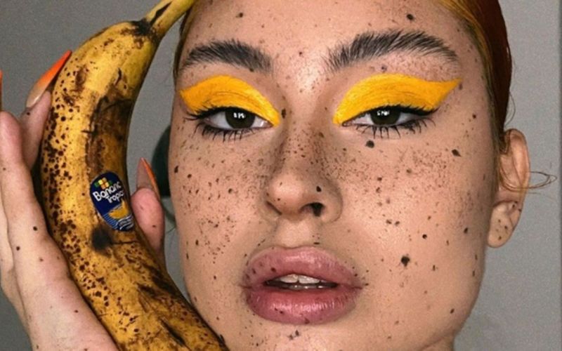 Draw eyebrows using banana stems