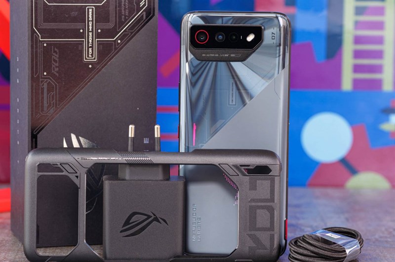 Đánh giá ASUS ROG Phone 7: Thiết kế đẹp mắt, pin lớn 6.000 mAh cùng hiệu năng mạnh mẽ Đánh giá ASUS ROG Phone 7: Thiết kế đẹp mắt, pin lớn 6.000 mAh cùng hiệu năng mạnh mẽ