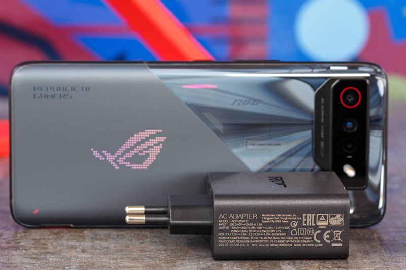 Đánh giá ASUS ROG Phone 7: Thiết kế đẹp mắt, pin lớn 6.000 mAh cùng hiệu năng mạnh mẽ Đánh giá ASUS ROG Phone 7: Thiết kế đẹp mắt, pin lớn 6.000 mAh cùng hiệu năng mạnh mẽ