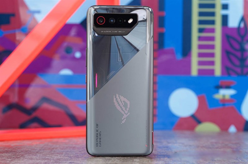 Đánh giá ASUS ROG Phone 7: Thiết kế đẹp mắt, pin lớn 6.000 mAh cùng hiệu năng mạnh mẽ Đánh giá ASUS ROG Phone 7: Thiết kế đẹp mắt, pin lớn 6.000 mAh cùng hiệu năng mạnh mẽ