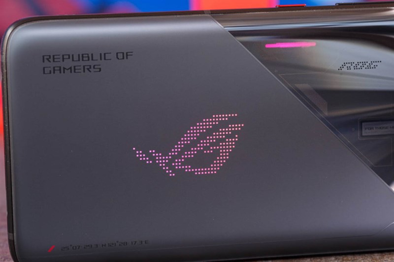 Đánh giá ASUS ROG Phone 7: Thiết kế đẹp mắt, pin lớn 6.000 mAh cùng hiệu năng mạnh mẽ Đánh giá ASUS ROG Phone 7: Thiết kế đẹp mắt, pin lớn 6.000 mAh cùng hiệu năng mạnh mẽ