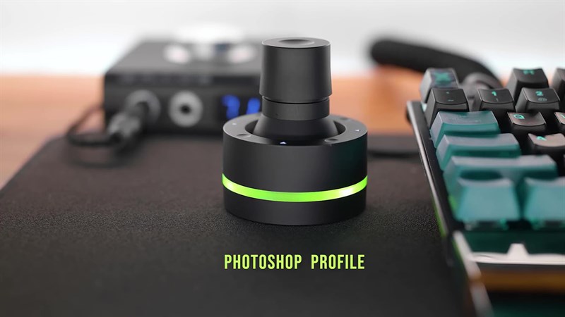 Glow Ring được trang bị đèn LED RGB cho phép thiết lập bất kỳ màu nào cho mỗi phần mềm sáng tạo.