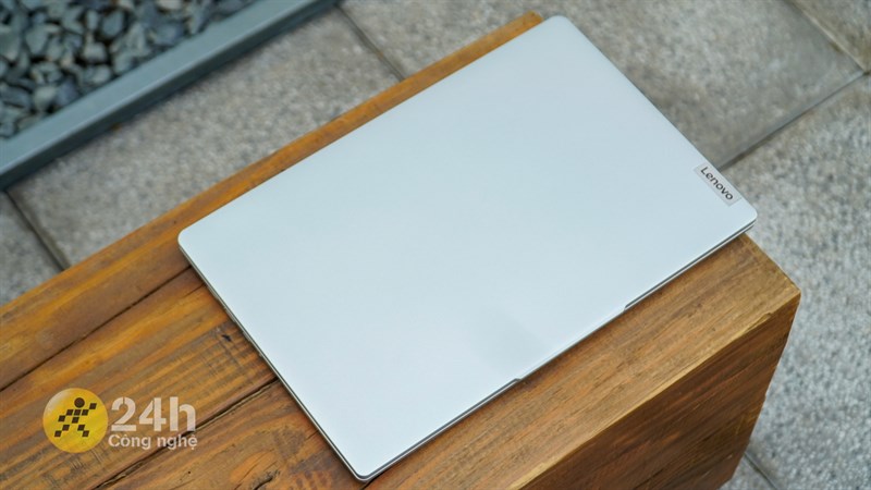 Lenovo IdeaPad Slim 5 Light có kích thước nhỏ gọn để mình có thể cất gọn vào ba lô