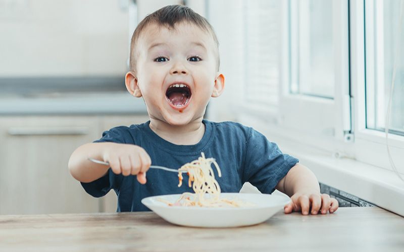 Cho trẻ ăn nhiều sẽ phát triển chiều cao sớm