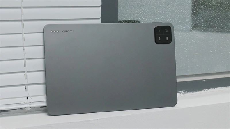 Xiaomi Pad 6 Pro được thiết kế rất sang trọng cũng như cho trải nghiệm cầm nắm thoải mái Xiaomi Pad 6 Pro được thiết kế rất sang trọng cũng như cho trải nghiệm cầm nắm thoải mái