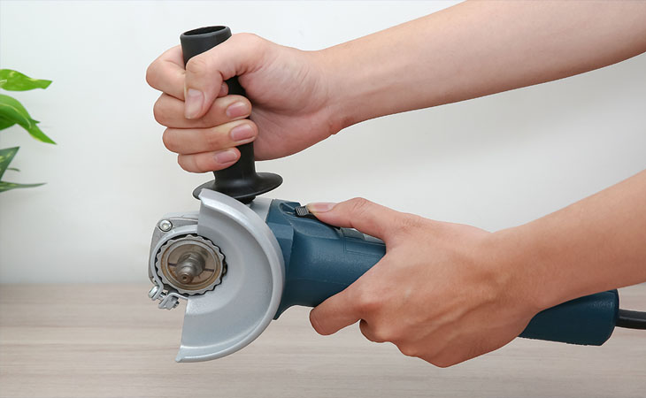 Tìm hiểu về tốc độ máy mài cầm tay Máy mài góc Bosch GWS 900-100 900W có tốc độ không tải tối đa lên đến 10000 vòng/phút.