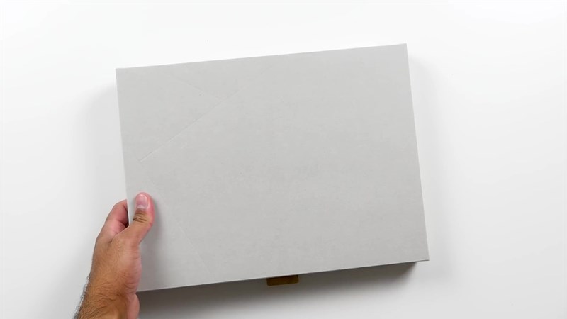 Hộp đựng của ASUS Zenbook S 13 OLED (2023) có tone trắng đơn giản.