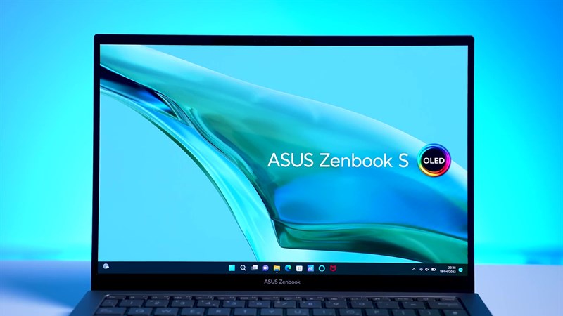 màn hình của ASUS Zenbook S 13 OLED (2023) còn có độ sáng cao, lên đến 550 nits.