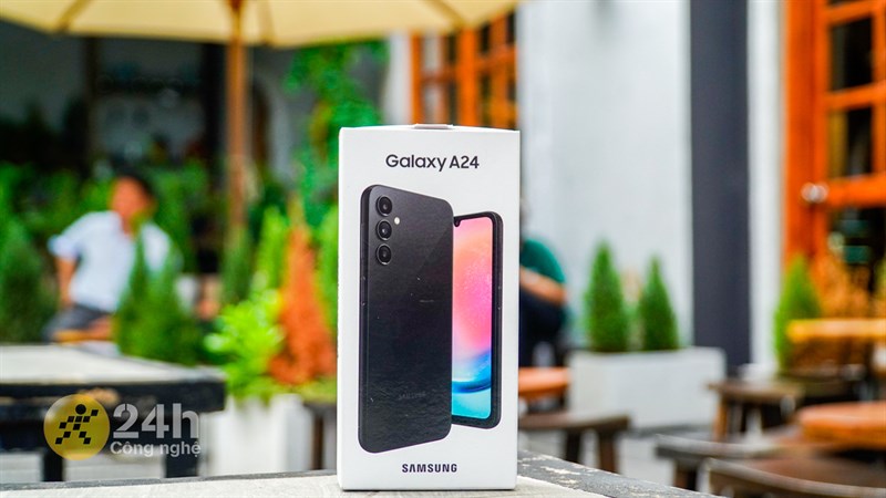 Galaxy A24 vẫn tiếp tục được sử dụng phong cách đóng hộp quen thuộc như trên các sản phẩm thuộc dòng máy Galaxy A trong thời gian gần đây.