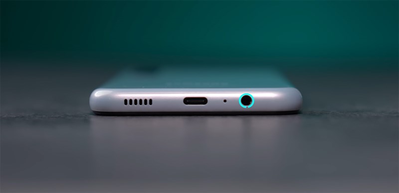 Cạnh đáy Galaxy M14 5G chứa mic, loa, cổng âm thanh 3.5 mm và cổng sạc USB-C. Nguồn: Trakin Tech