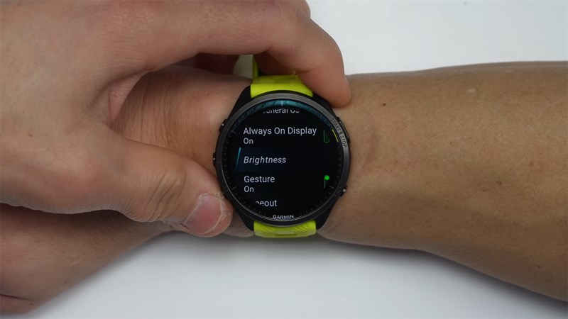 Garmin Forerunner 965 sở hữu kích thước màn hình lớn và chất lượng hiển thị tốt