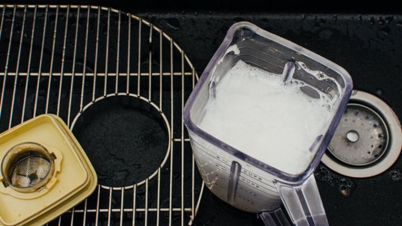 Dishwasher powder and hot water
