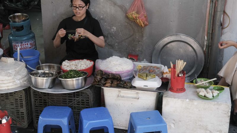 Quán bán bánh đúc này đã tồn tại hơn 30 năm, nằm ở cạnh đền thờ Mẫu Địa (hay còn gọi là đình Ứng Thiên)