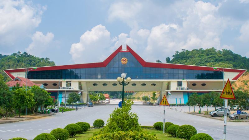 Huu Nghi Quan international border gate