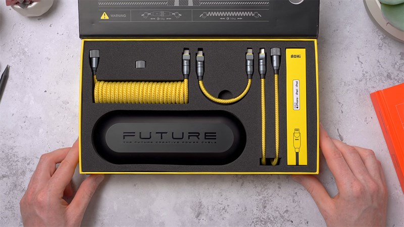 Bên trong còn có nhiều loại dây đi kèm và cả hộp đựng nữa