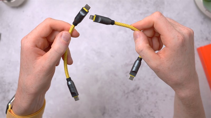 Bộ sạc AOHi 240 W có 2 dây sạc 10 cm cơ bản là C to C và C to Lightning