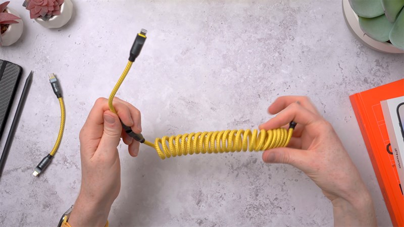 Cuối cùng là dây nối xoắn trông khá thú vị