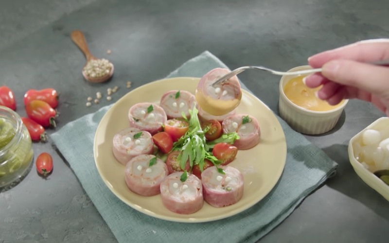 Thưởng thức dăm bông cuộn thanh cua