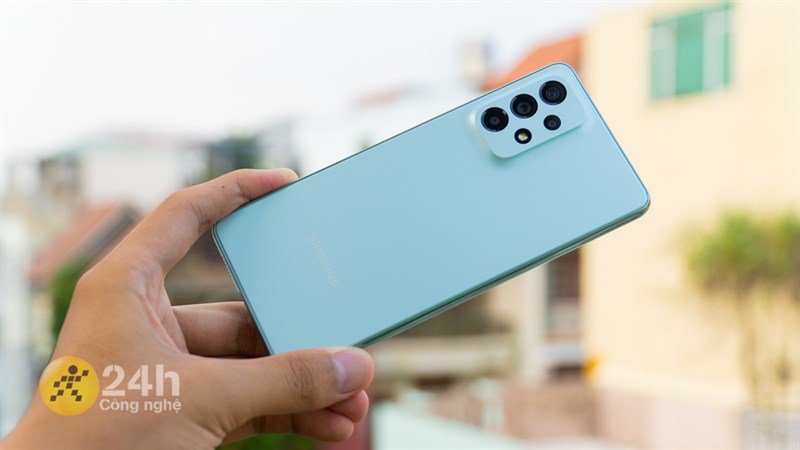 Galaxy A73 5G cho trải nghiệm cầm nắm tốt
