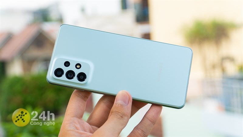 Mọi người nên đeo ốp lưng để bảo vệ cho Galaxy A73 5G nha!