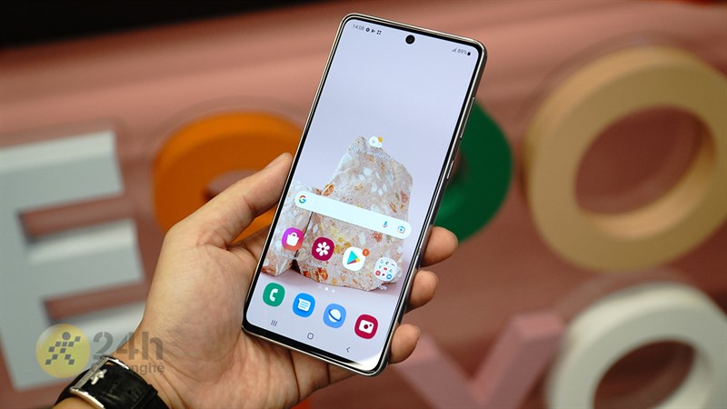 Galaxy A73 5G sau 1 năm vẫn là một trong những mẫu điện thoại tầm trung có chất lượng hiển thị tốt nhất