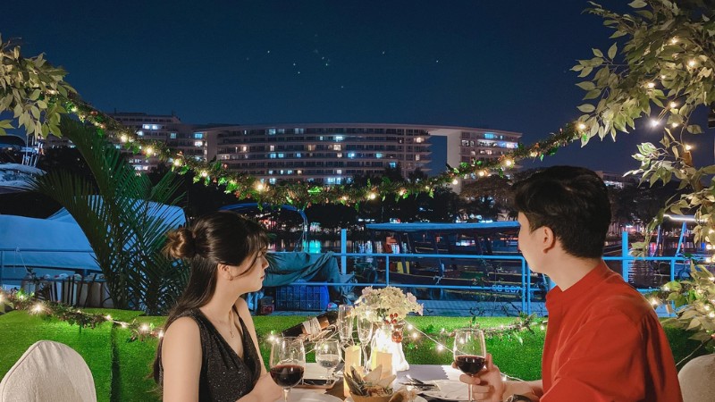 Hoàn cảnh và không gian gặp mặt