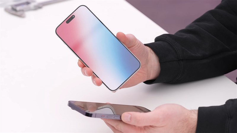 Về cảm giác cầm nắm thì iPhone 15 Ultra được tối ưu lại chiều rộng nên sử dụng tốt hơn