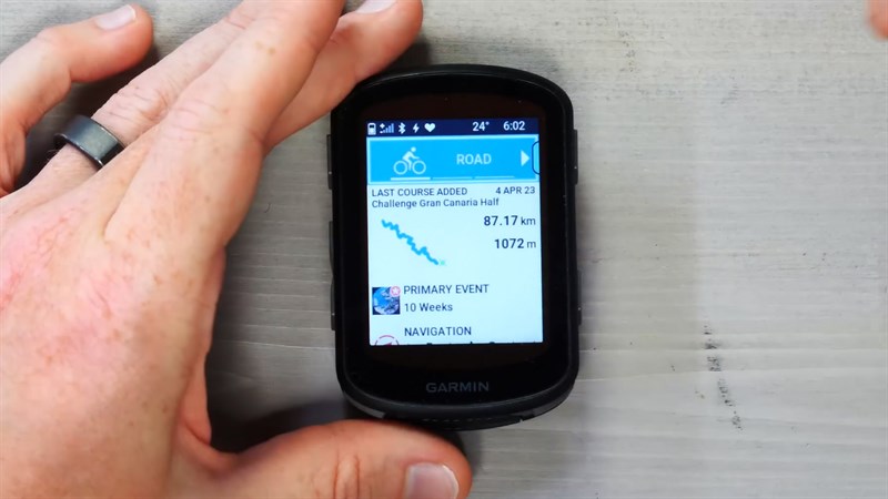 Mặt trước của Garmin Edge 540 là màn hình màu 2.6 inch cùng với các nút bấm ở cạnh bên