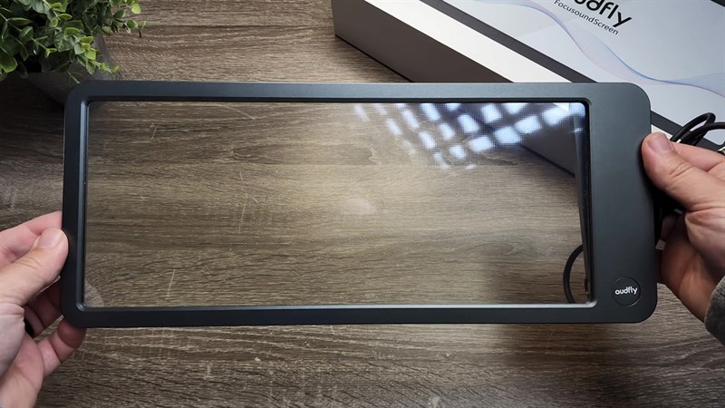 Bên trong hộp bạn sẽ bắt gặp Focusound Glass, sách hướng dẫn sử dụng, cáp âm thanh 3.5 mm, dây sạc và củ sạc.