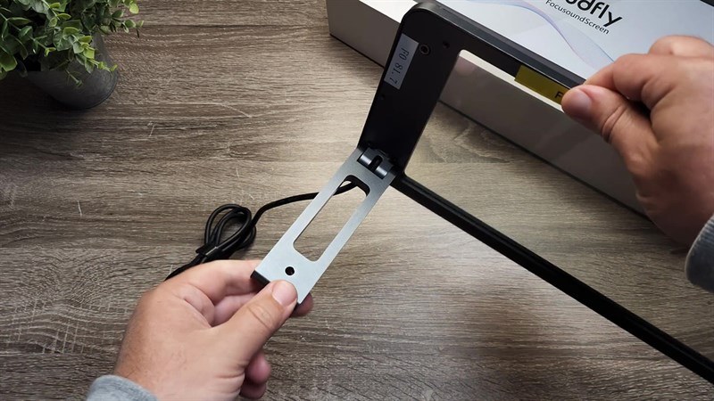 Chân đế của khung kính.