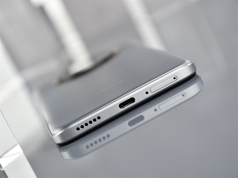 Cạnh đáy chứa dải loa, cổng USB-C, khe cắm SIM và mic Cạnh đáy chứa dải loa, cổng USB-C, khe cắm SIM và mic