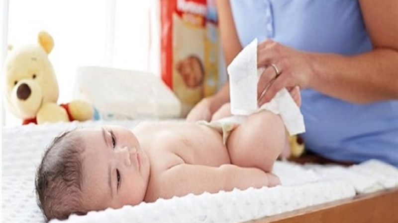 Có nên dùng khăn lau hạ sốt cho trẻ sơ sinh không?