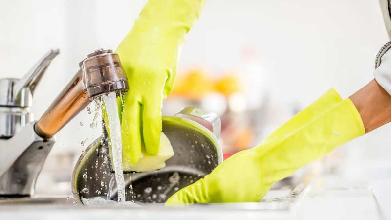 Rửa sạch dụng cụ nấu ăn sau khi sử dụng