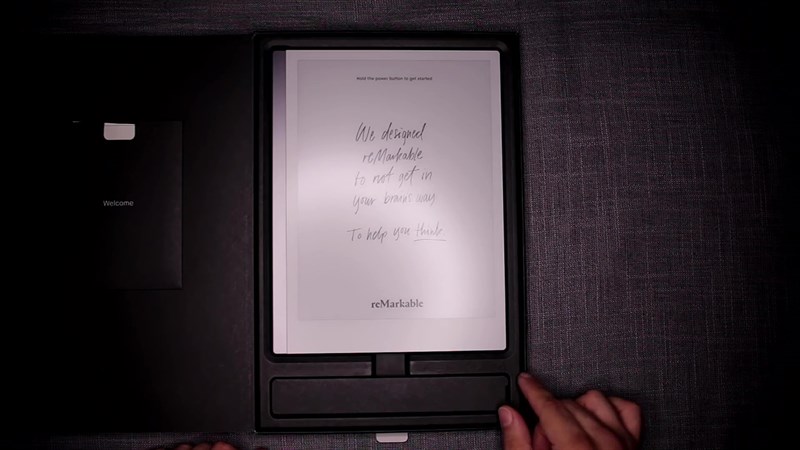 Bên trong hộp Remarkable 2.